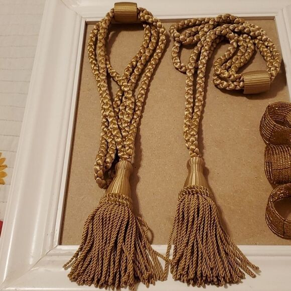 Set of  2 gold tassels and Napkin rings - Picture 3 of 6